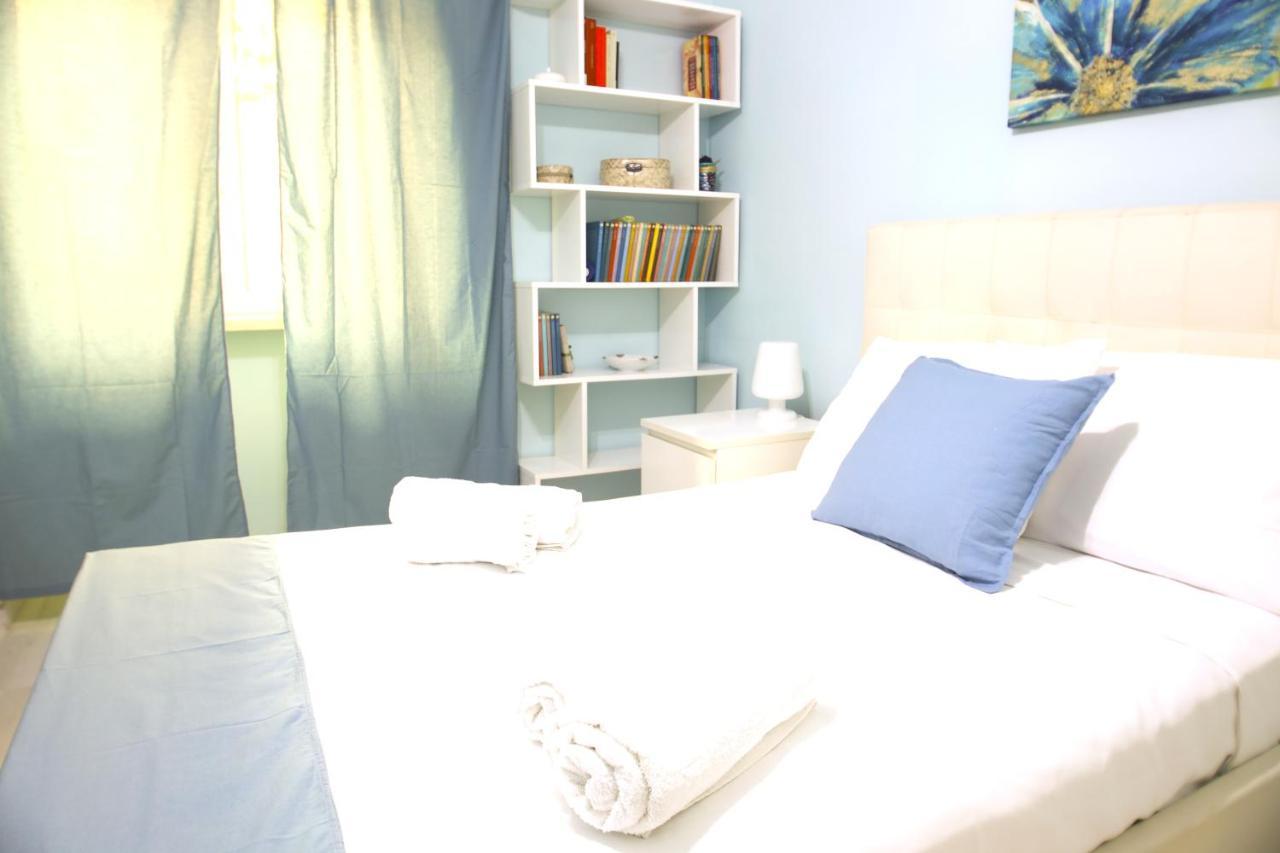 Hostly - Vittoria House - Near The Center With Private Parking Apartment Napoli Bagian luar foto