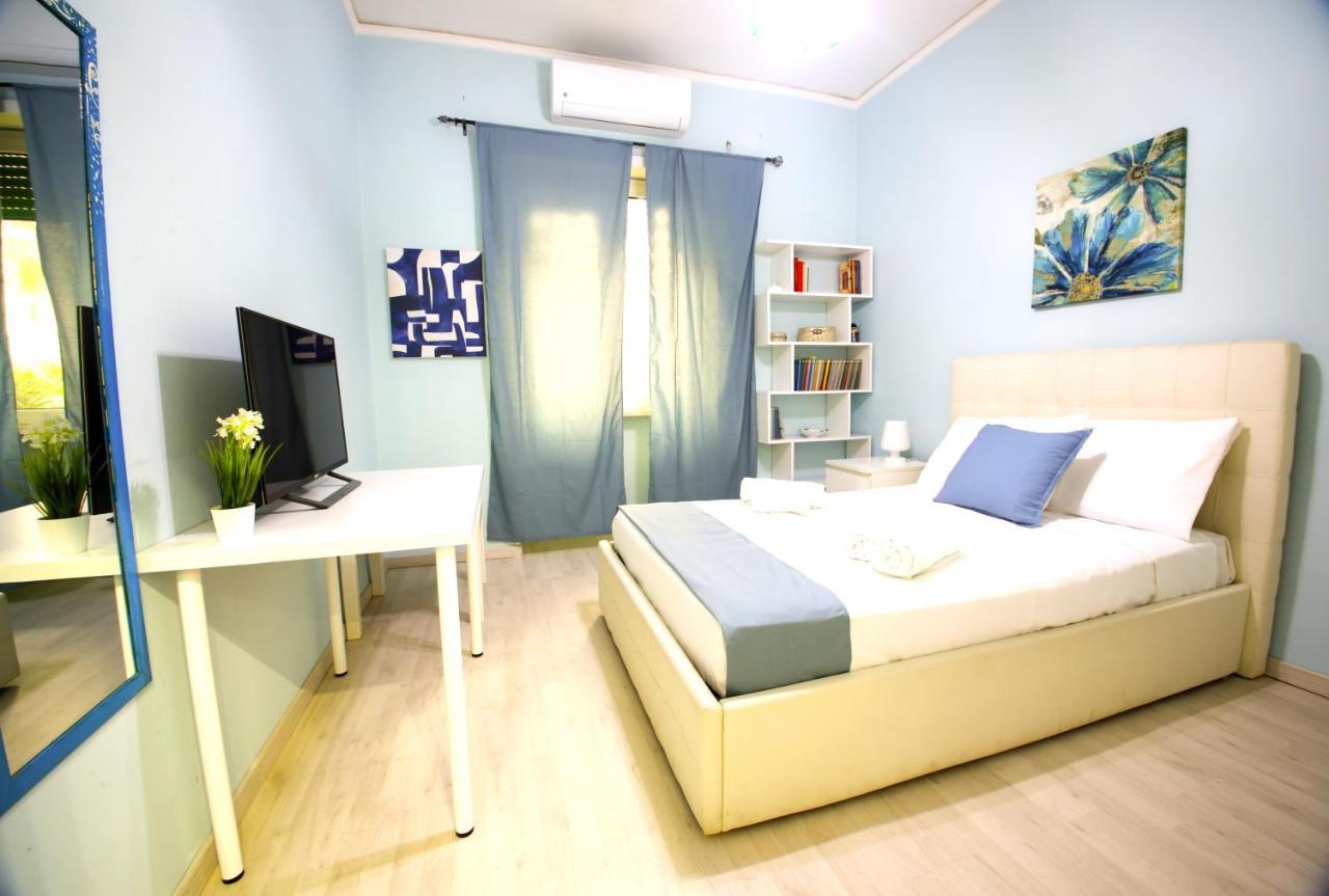 Hostly - Vittoria House - Near The Center With Private Parking Apartment Napoli Bagian luar foto