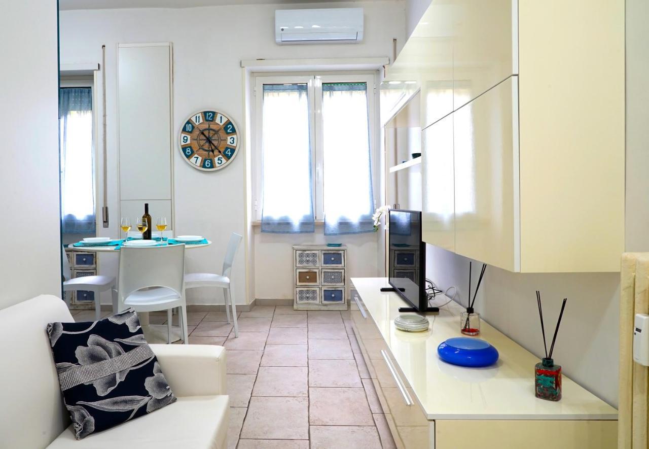 Hostly - Vittoria House - Near The Center With Private Parking Apartment Napoli Bagian luar foto