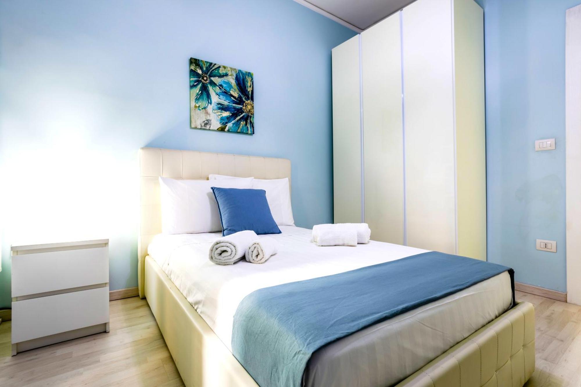 Hostly - Vittoria House - Near The Center With Private Parking Apartment Napoli Bagian luar foto