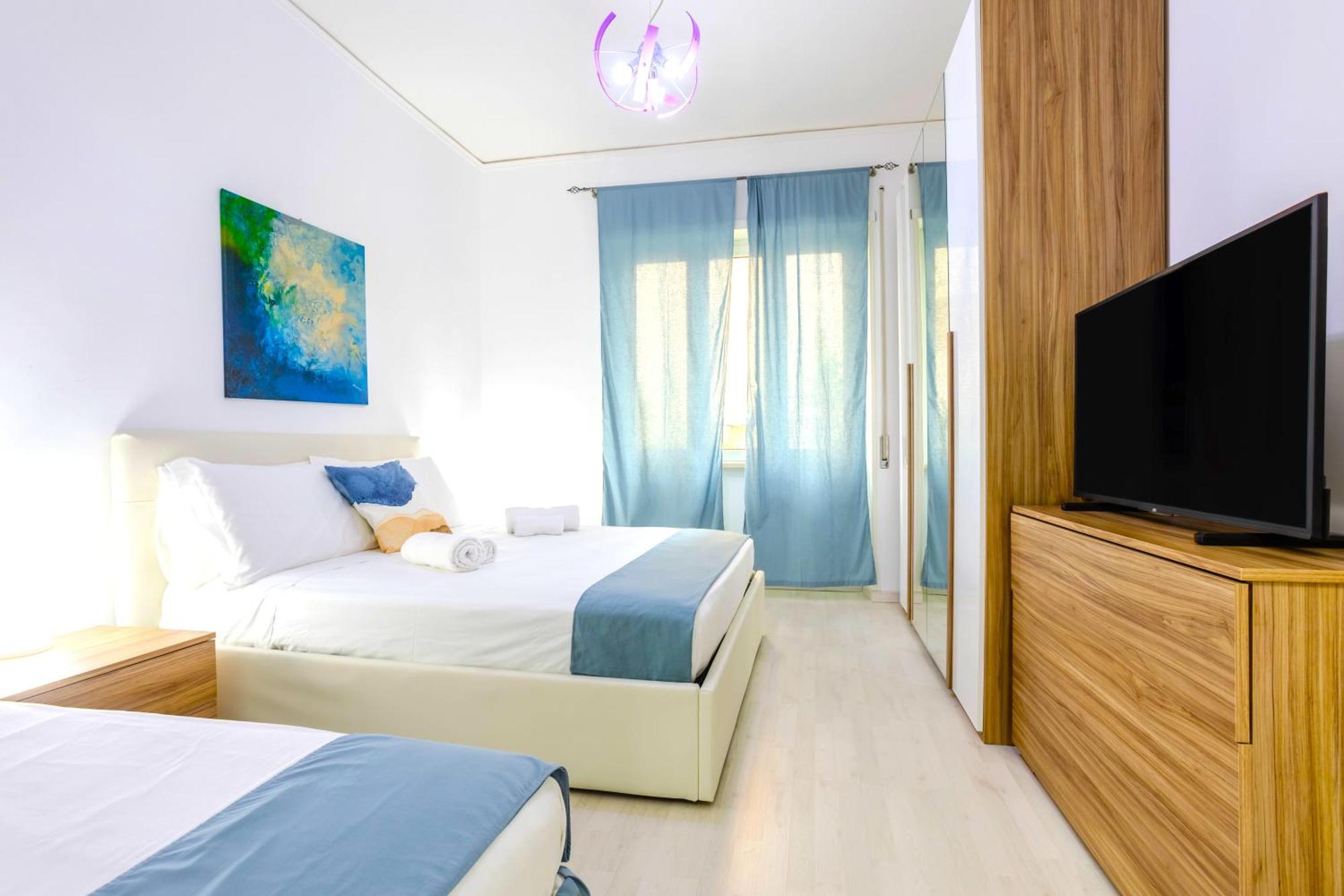 Hostly - Vittoria House - Near The Center With Private Parking Apartment Napoli Bagian luar foto