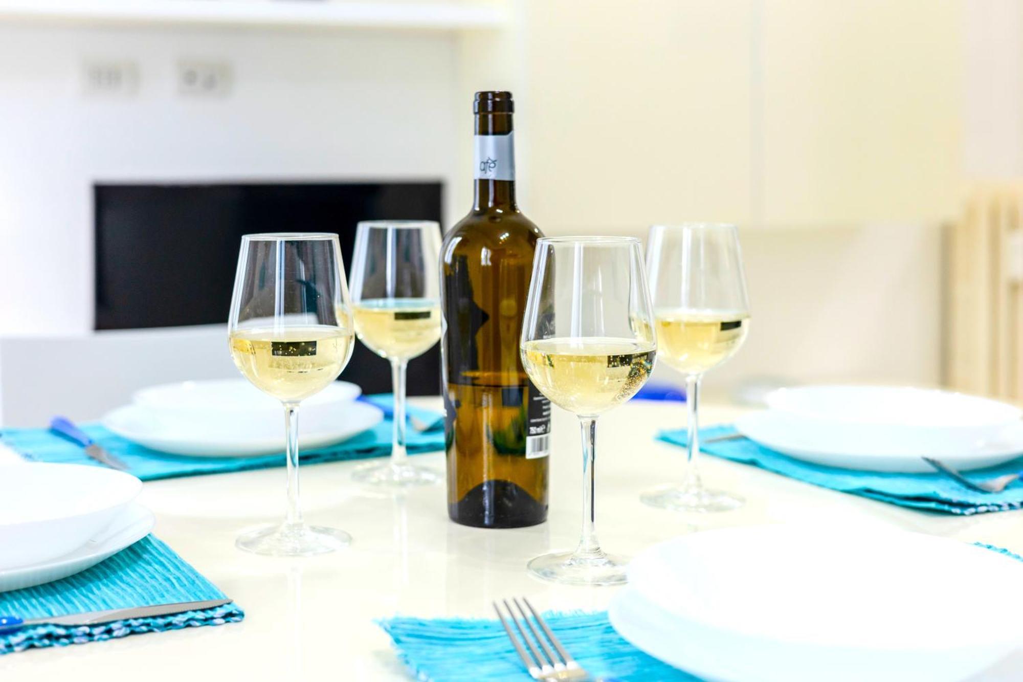 Hostly - Vittoria House - Near The Center With Private Parking Apartment Napoli Bagian luar foto