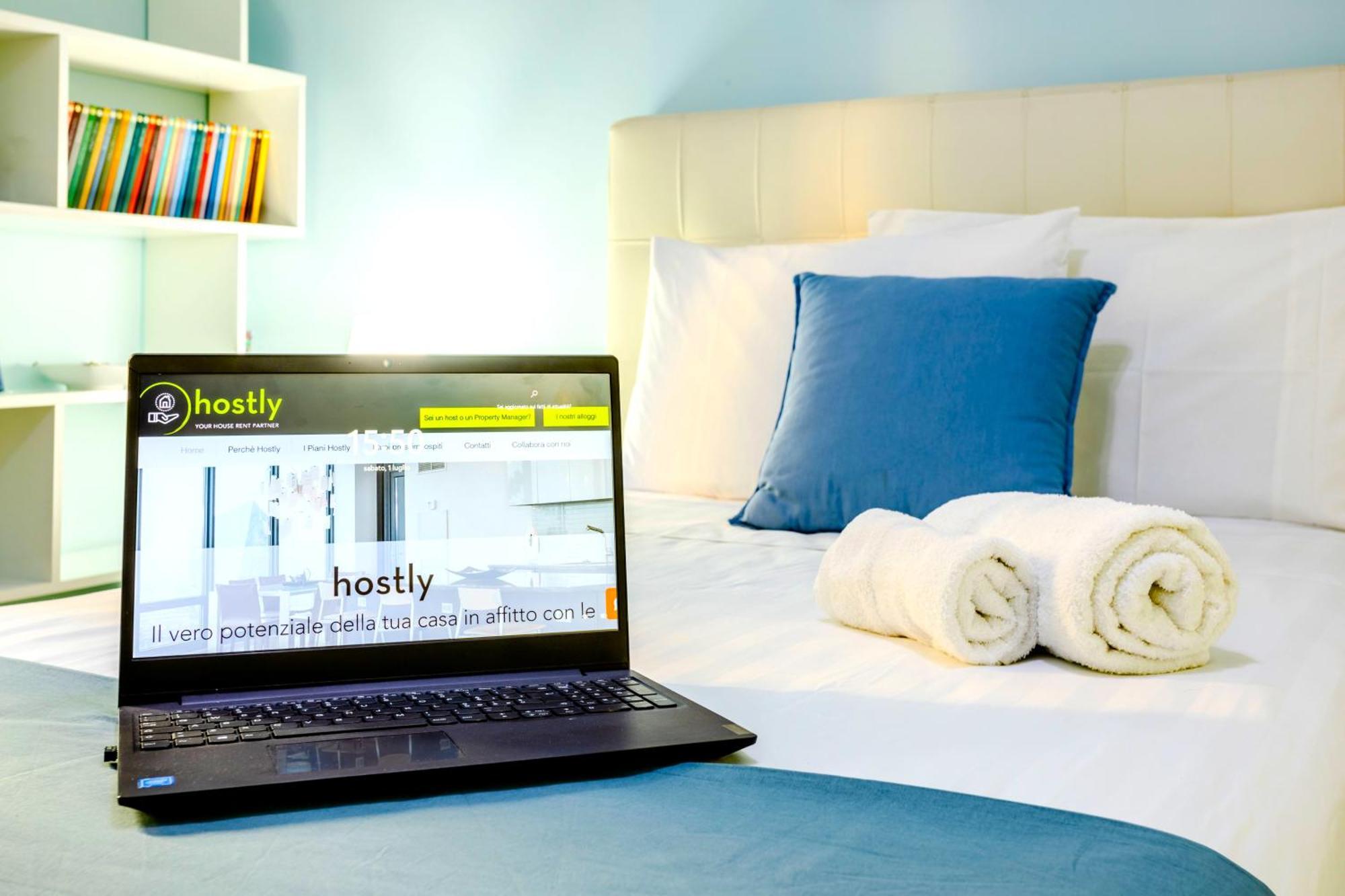 Hostly - Vittoria House - Near The Center With Private Parking Apartment Napoli Bagian luar foto
