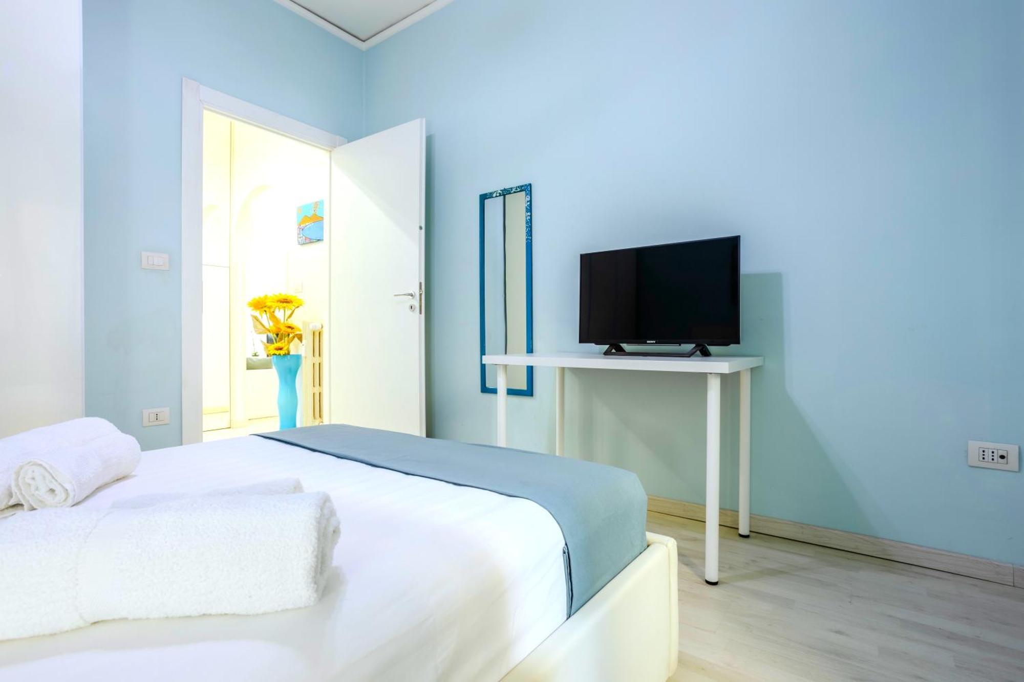 Hostly - Vittoria House - Near The Center With Private Parking Apartment Napoli Bagian luar foto