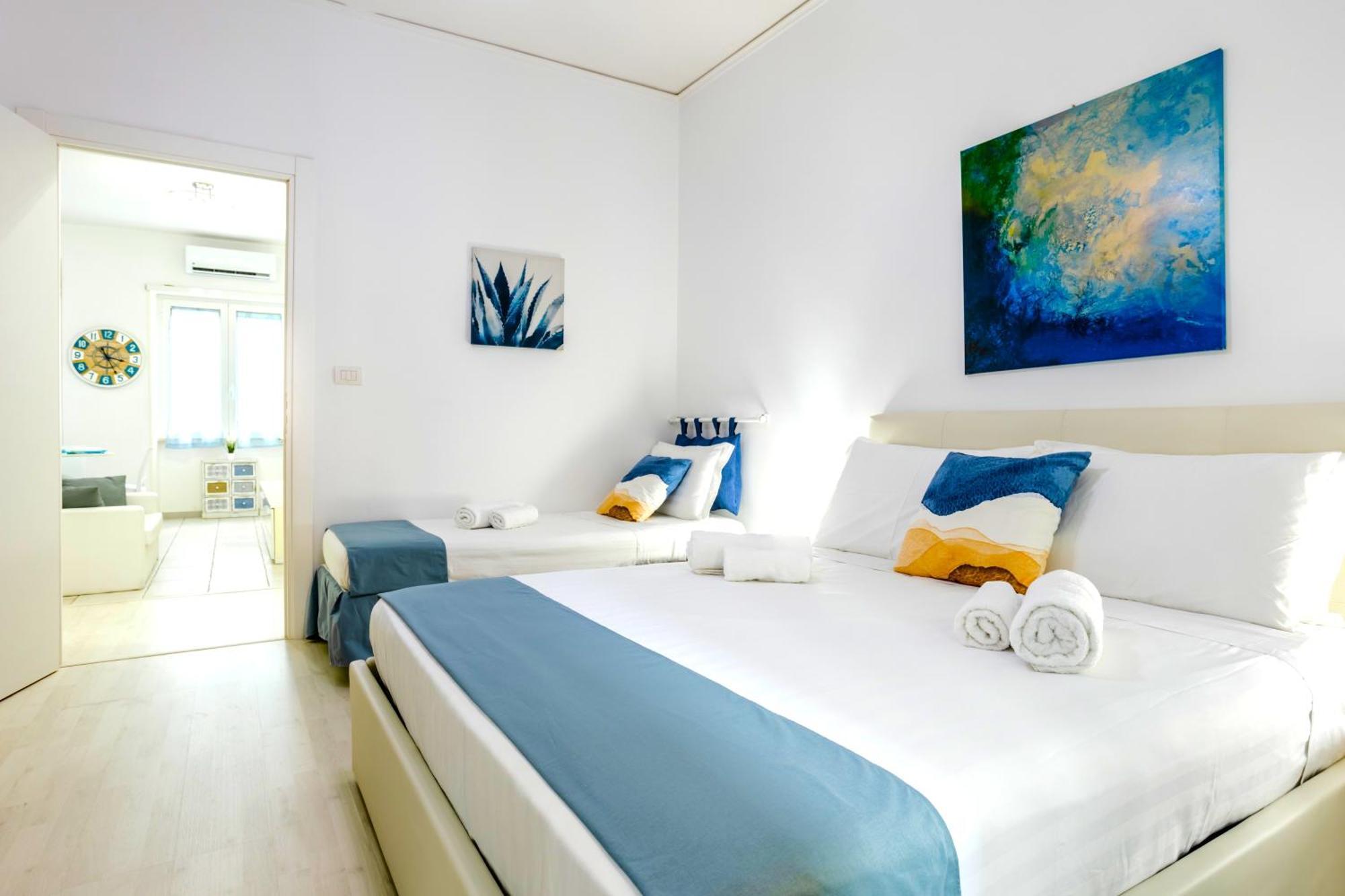 Hostly - Vittoria House - Near The Center With Private Parking Apartment Napoli Bagian luar foto