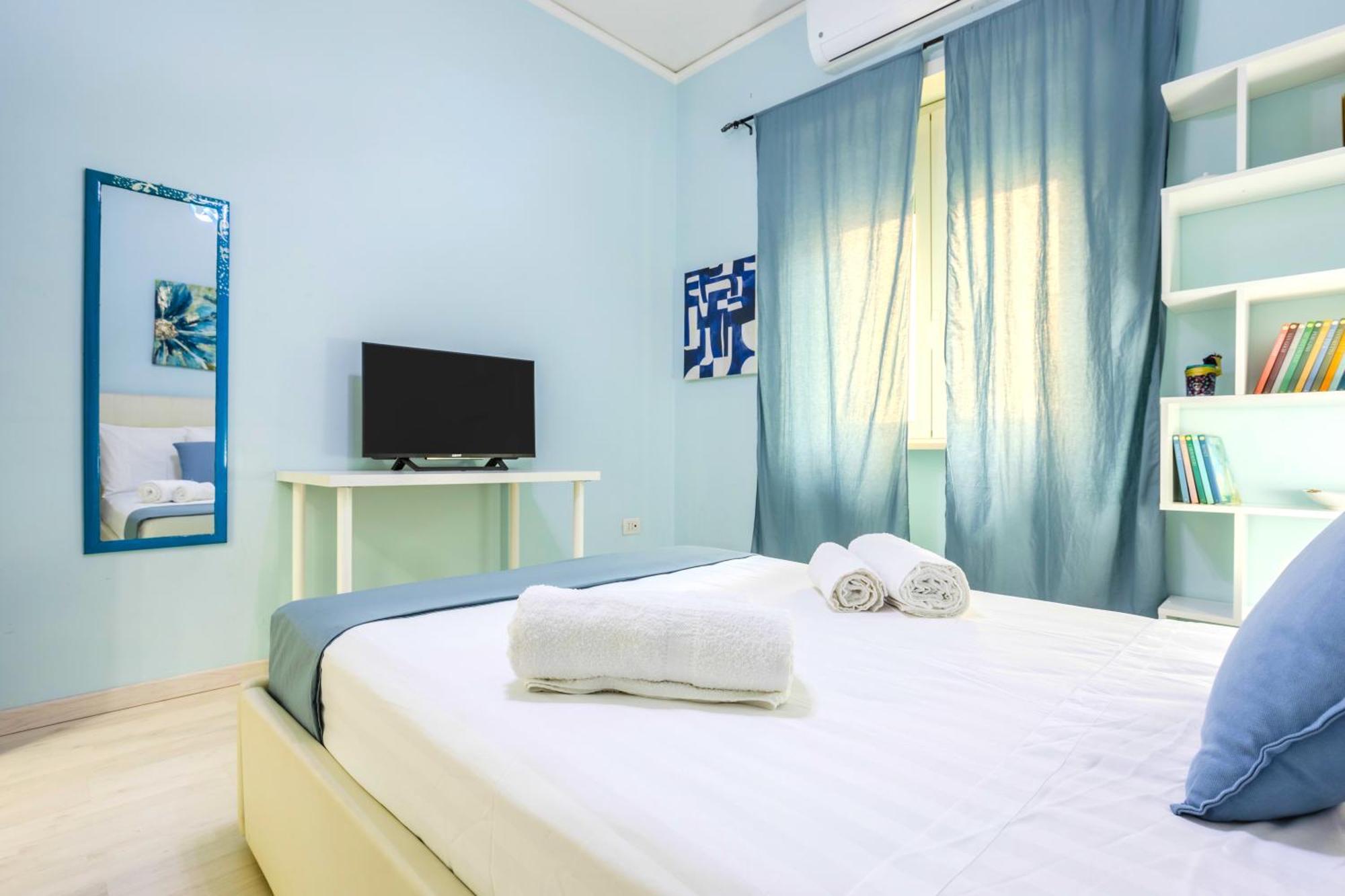 Hostly - Vittoria House - Near The Center With Private Parking Apartment Napoli Bagian luar foto