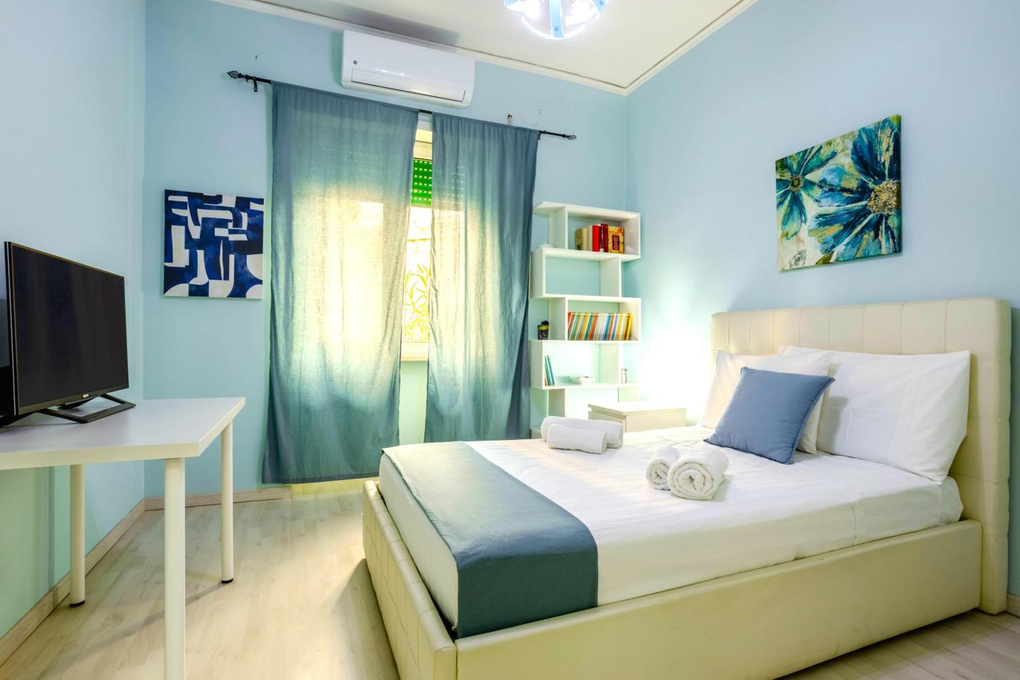 Hostly - Vittoria House - Near The Center With Private Parking Apartment Napoli Bagian luar foto